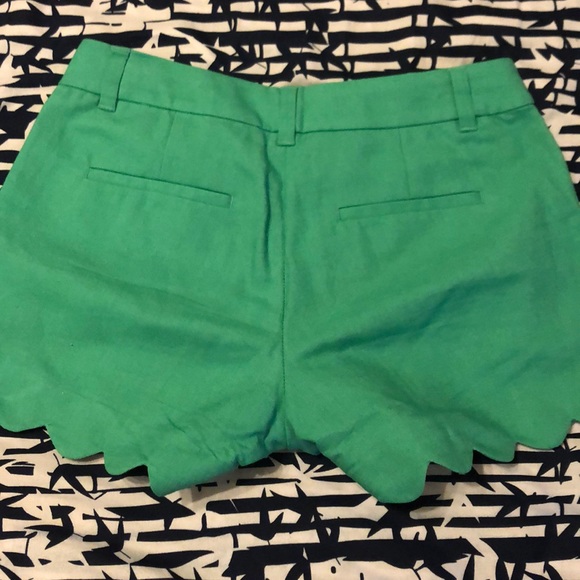 Green linen scalloped shorts - Picture 2 of 3